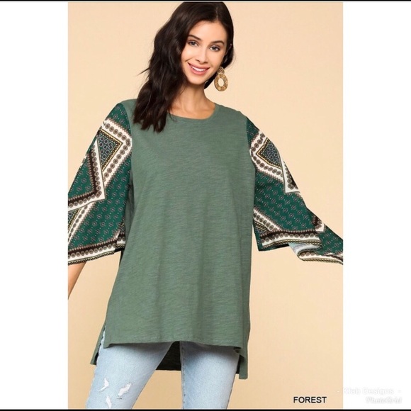 Scarf Printed Diagonal Sleeve Top. Size Large - Picture 3 of 4